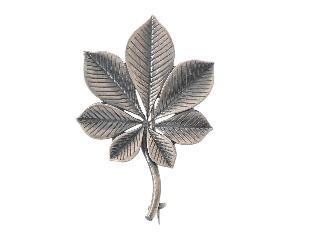 BROSCH, silver, blad, mått ca 3 cm x 5 cm, vikt ca 5 g. — Smycken/Brosch — Kaplans