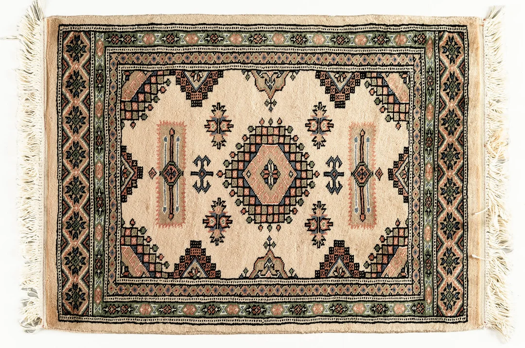 MATTA, Bokhara, Pakistan, 1900-tal. (93 × 67 cm). — Oriental Carpets & Textiles — Norrlands Auktionsverk