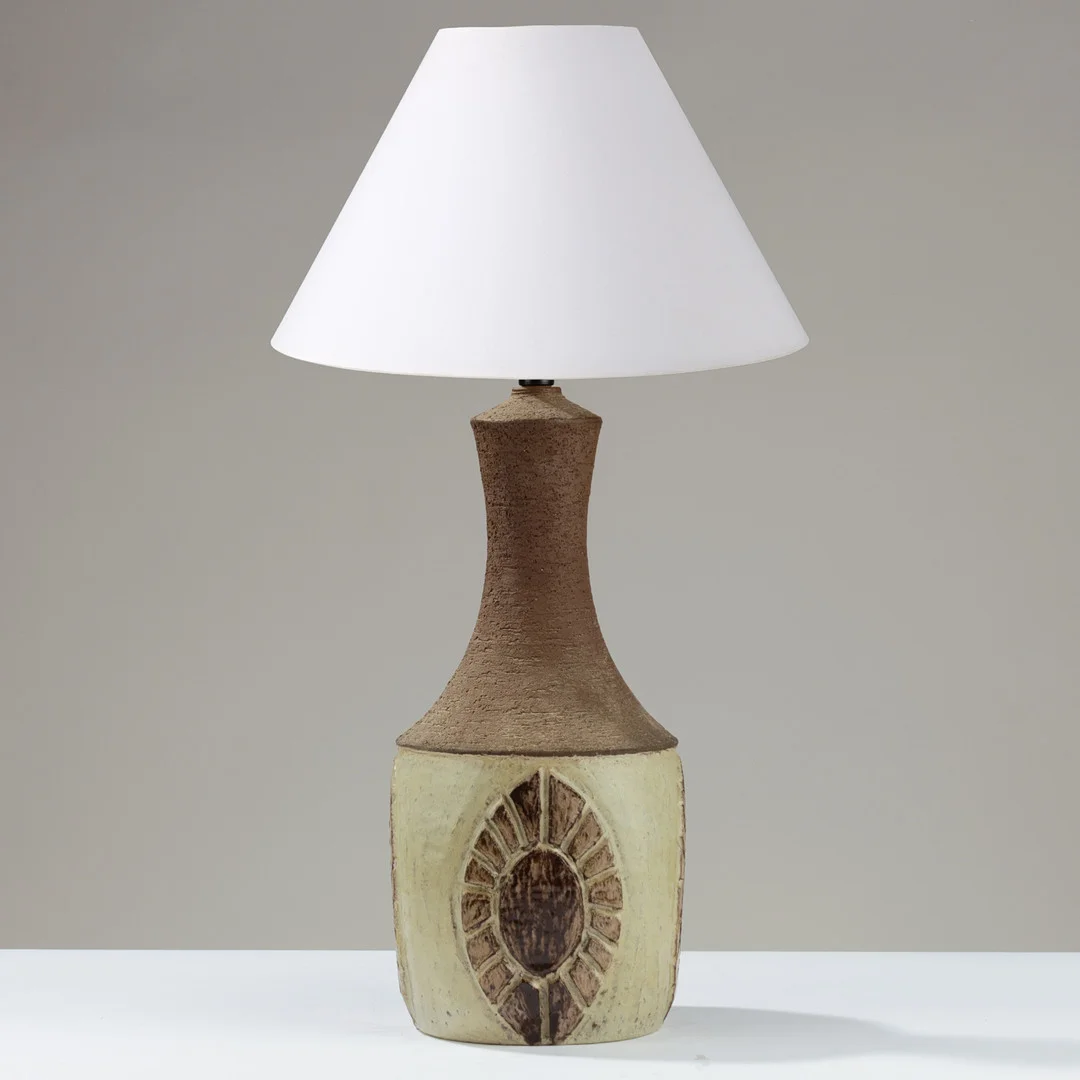 CHRIS HASLEV: "Jeti" bordlampe af delvist glaseret stentøj udsmykket med ovale relieffer, Danmark, 1960/70'erne. — Table Lamps — Palsgaard Kunstauktioner