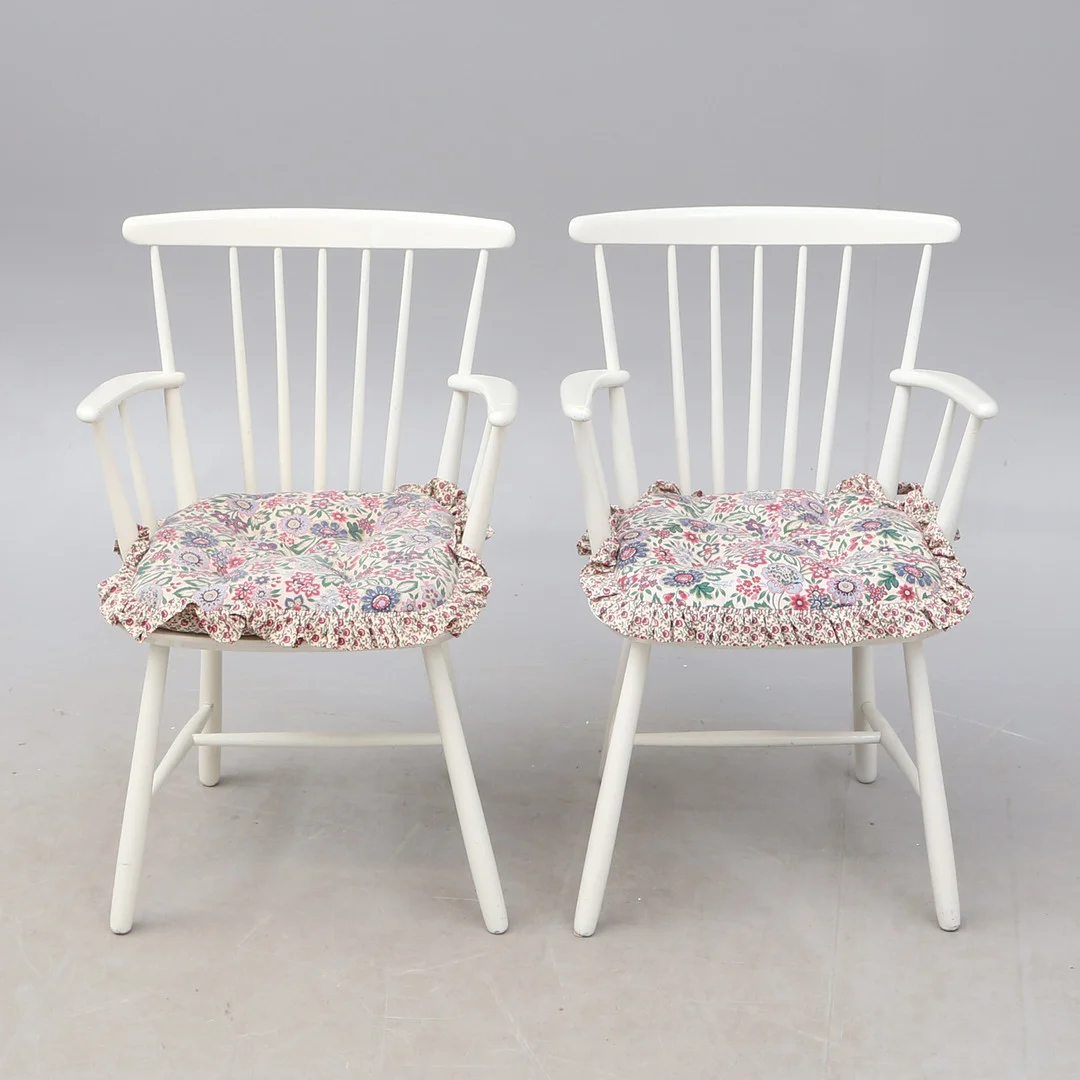 PINNKARMSTOLAR, 2 st, vita. — Armchairs & Chairs — Kalmar Auktionsverk