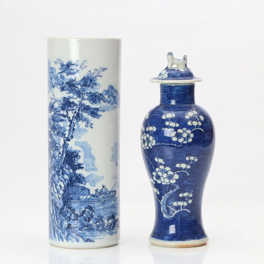 VAS OCH LOCKURNA. Porslin med blåvit dekor. Kina, 1900-tal. — Ceramics & Porcelain — Skånes Auktionsverk