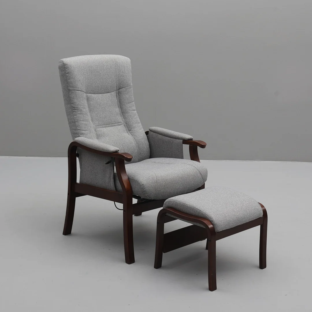 FÅTÖLJ med fotpall samtida. — Armchairs & Chairs — Södermanlands Auktionsverk