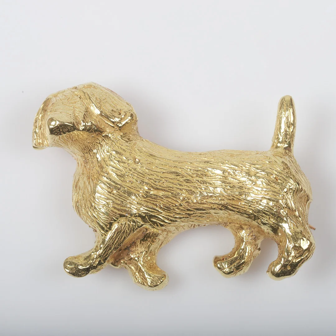BROSCH, 18 K guld i form av strävhårig tax. — Brooches & Pendants — Helsingborgs Auktionskammare