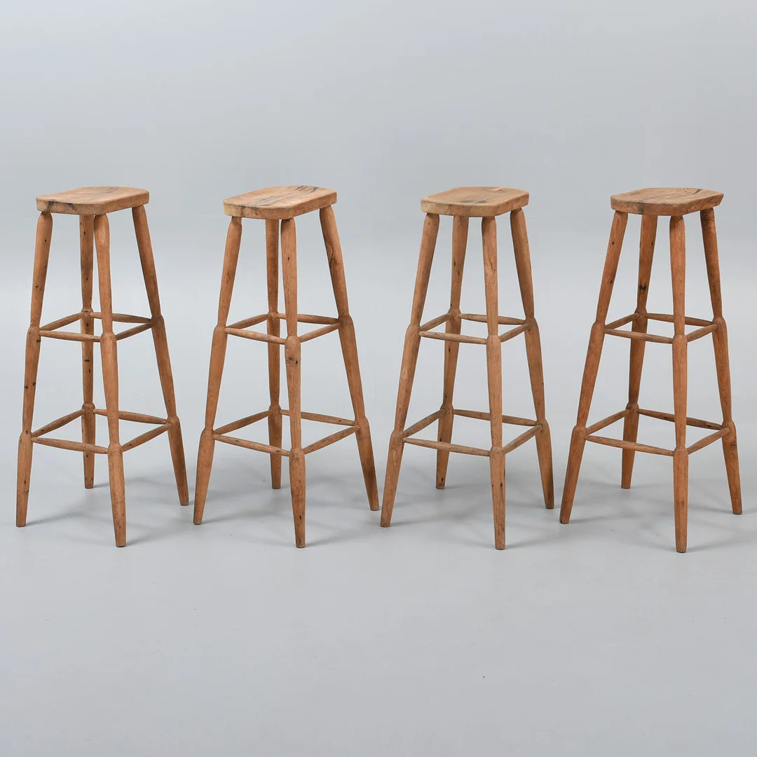 Høj taburet stel af eg med sæde af fyrretræ. Sæt af fire. Skandinavien. (4). — Armchairs & Chairs — Sørensen Auktioner