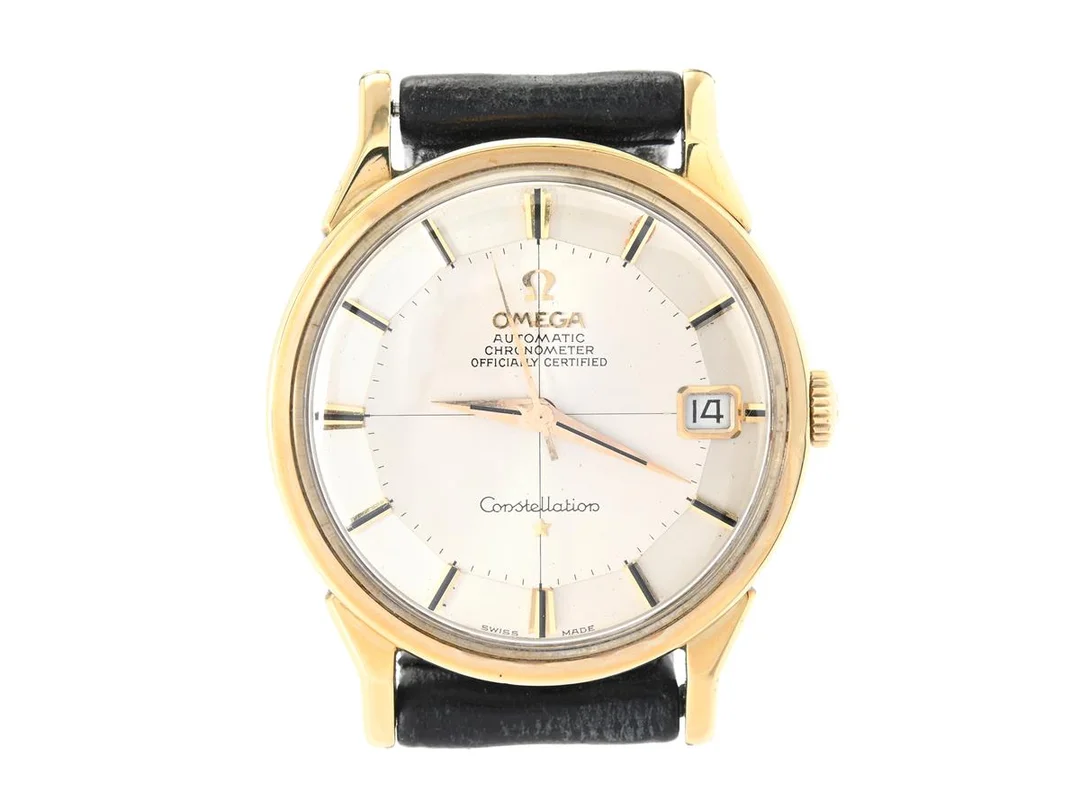 OMEGA, Constellation (Swiss Made), Calendar, Chronometer, Cal 561, Serie nr. 23819853, Ref nr. CD 168.005, Boett nr. 168.005 (C.B), herrur, 34 mm, guld på stål, automatisk, plexiglas, datum, skadad urtavla, läderband, originalspänne i doublé, ca 1966. — Klockor/Omega — Kaplans