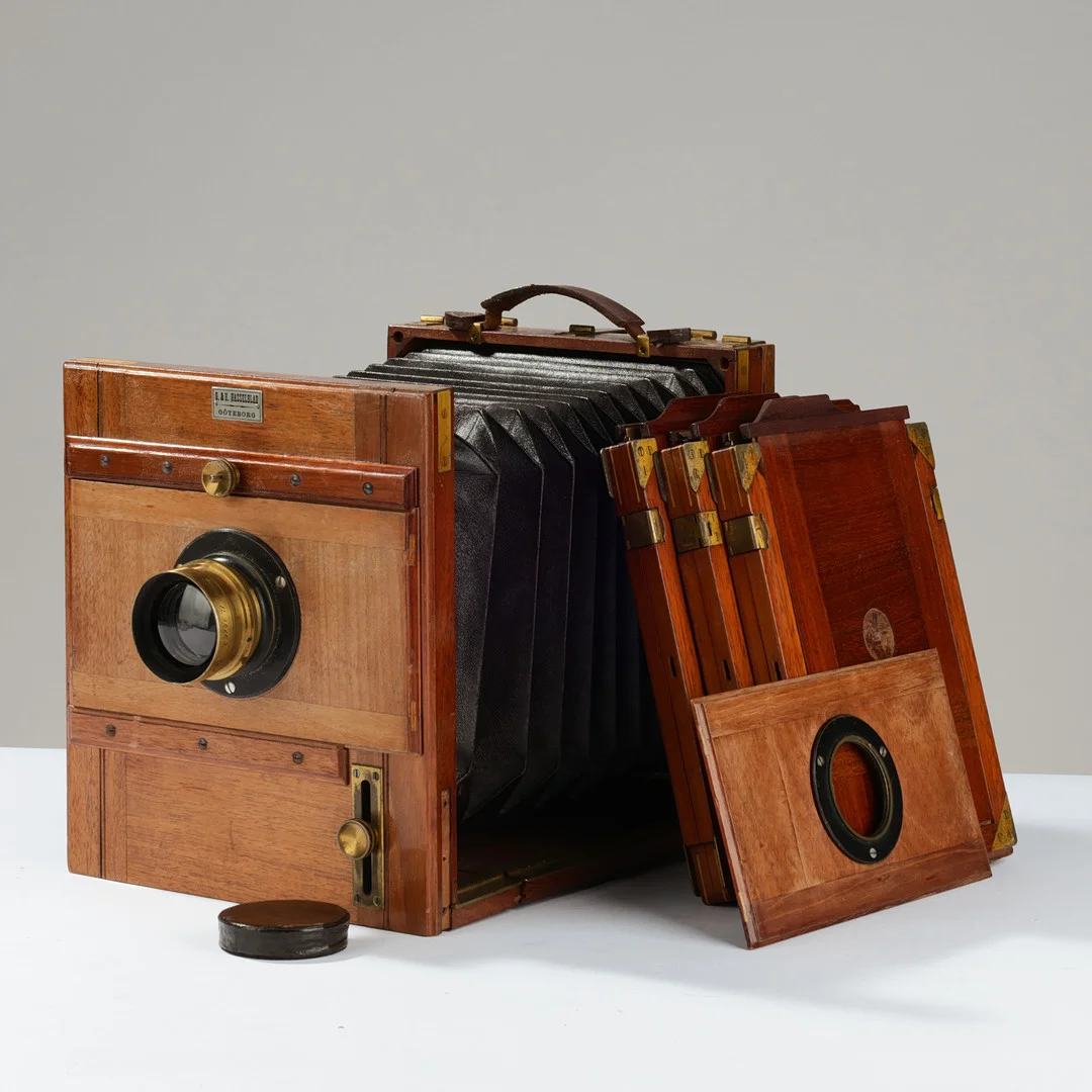 G. & H. Hasselblad, kassekamera af mahogni med Carl Zeiss Jena Anastigmat 7,2/220mm, 1890'erne, (1+4). — Cameras & accessories — Palsgaard Kunstauktioner