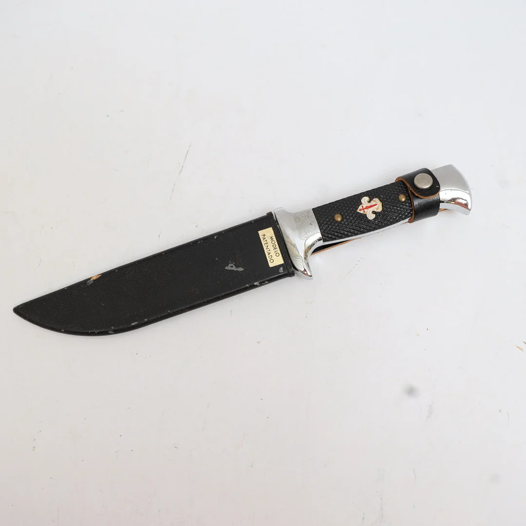 KNIV MED SLIDA, Toledo, handtag av plast och stål. slida av svärtad metall. — Edged weapons — Falun Auktionsbyrå