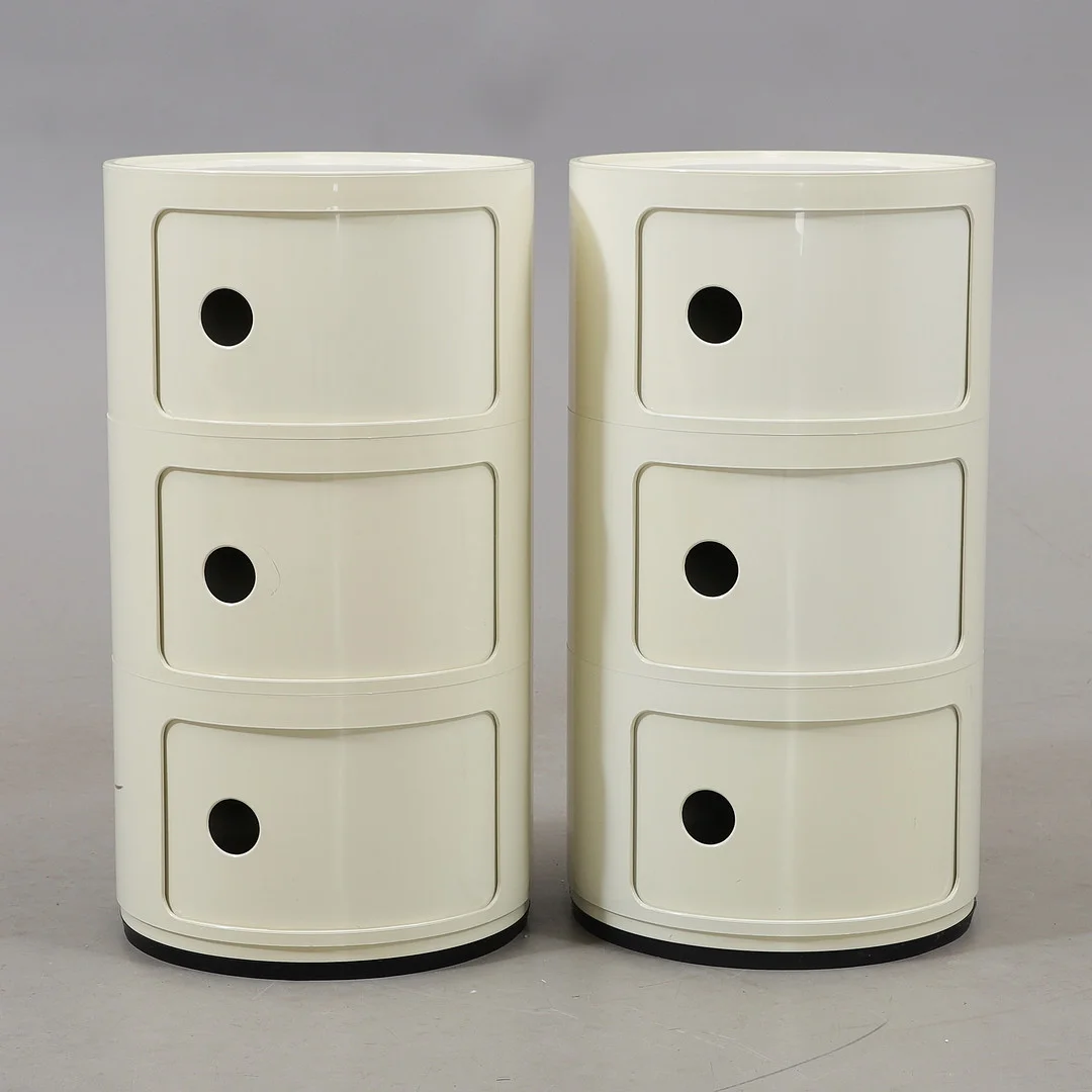 ANNA CASTELLI. Sängbord, ett par, plast, Kartell, Italien, 1900-talets andra hälft. — Chests of drawers — Växjö Auktionskammare