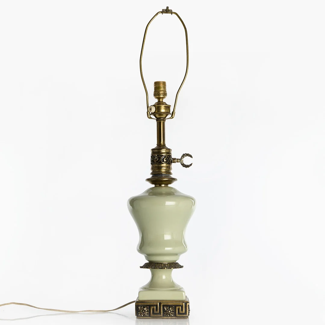 BORDSLAMPA, celadonglaserad keramik samt patinerad mässing, USA, 1900-talets första hälft. — Table Lamps — Crafoord Auktioner Stockholm
