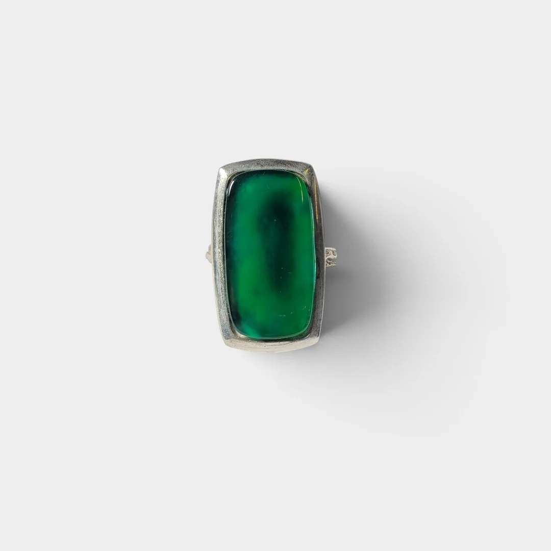 Sortija en plata y esmalte verde. — Silver — Barcelona Auctions