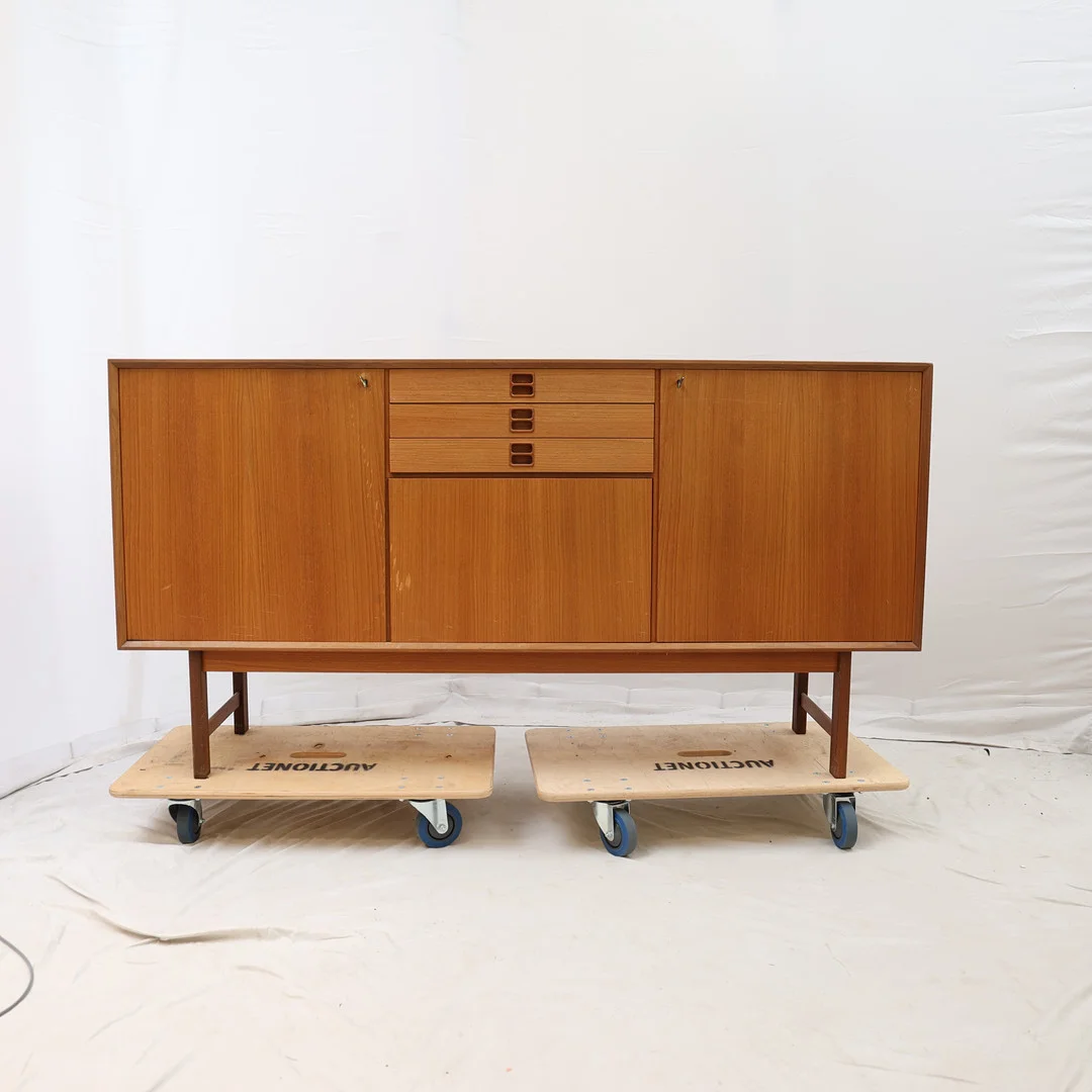 SIDEBOARD, 1950-1960-tal, teak, med lådor och hyllor. — Cupboards, Cabinets & Shelves — Falun Auktionsbyrå