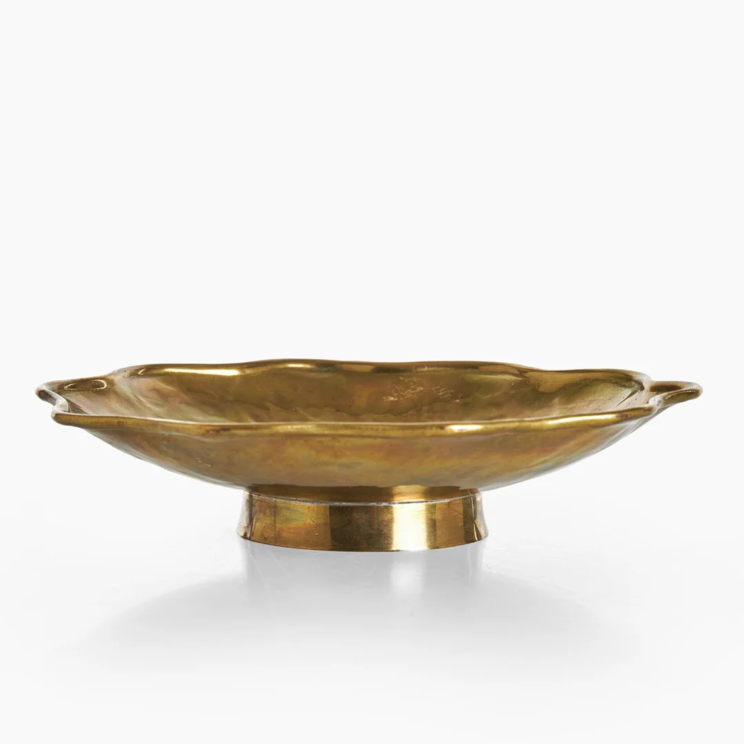 FAT, handdriven mässing med hamrad yta, invikt veckad kant, 1900-talets mitt, stämpelmärkt C&Z Handarbete. Swedish Modern. — Pewter, Brass & Copper — Crafoord Auktioner Stockholm