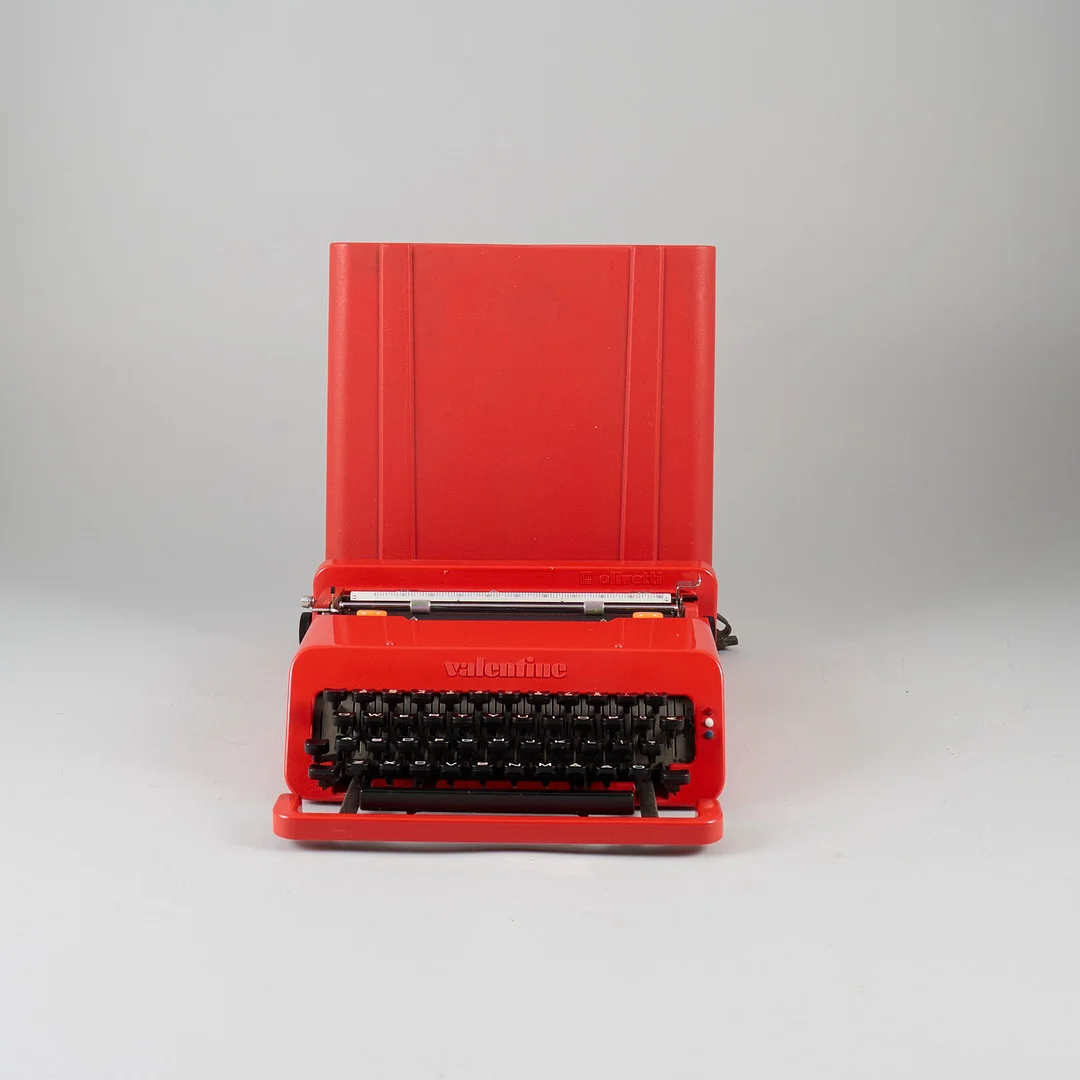 SKRIVMASKIN, Olivetti. "Valentine", formgiven av Ettore Sottsass och Perry A King 1969, bärbar, röd plast, med väska. — Technica & Nautica — Metropol Auktioner