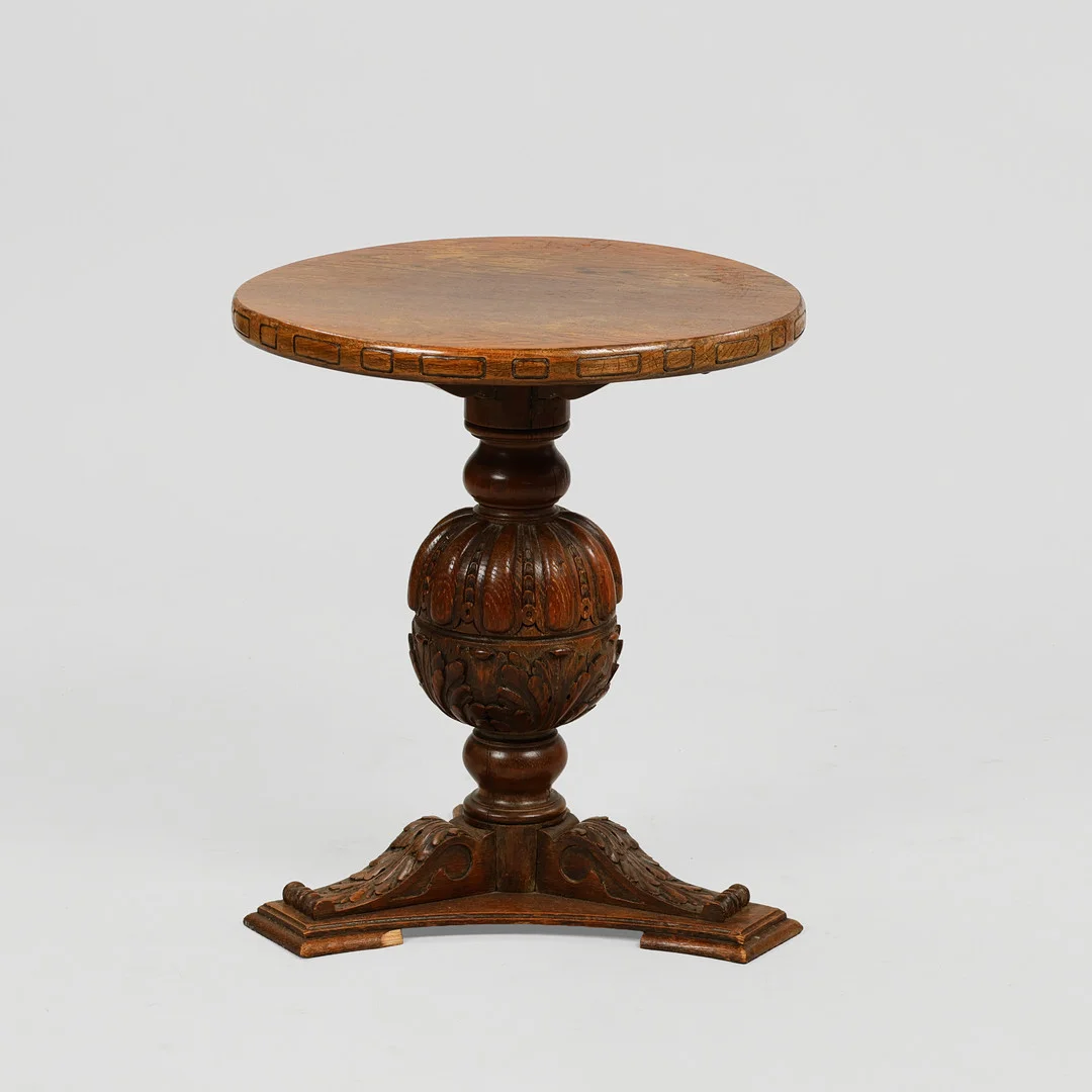 Cirkulært sidebord af bejdset egetræ med dekorative udskæringer, europæisk møbelsnedker, 19/20 årh. — Table Lamps — Palsgaard Kunstauktioner