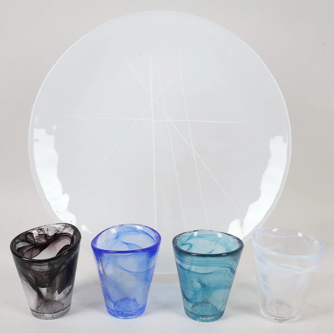 FAT OCH GLAS, 5 delar, bl.a. "Mine", Ulrica Hydman Vallien, etikettmärkta, Kosta Boda, samtida. — Art glass — Ekenbergs Auktioner