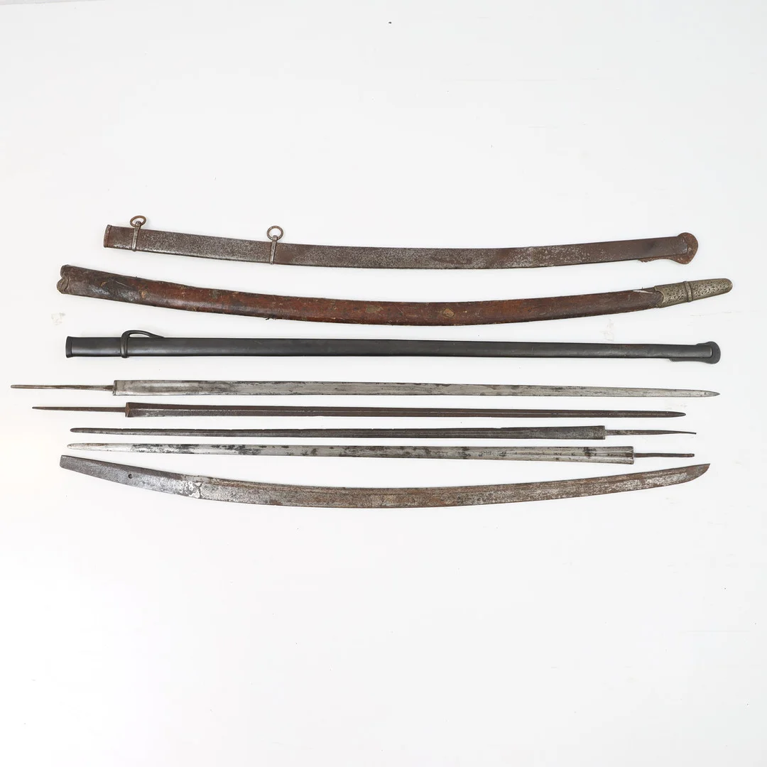 KLINGOR & BALJOR 8 delar, 1800-1900-tal, stål, läder med mera. — Edged weapons — Falun Auktionsbyrå