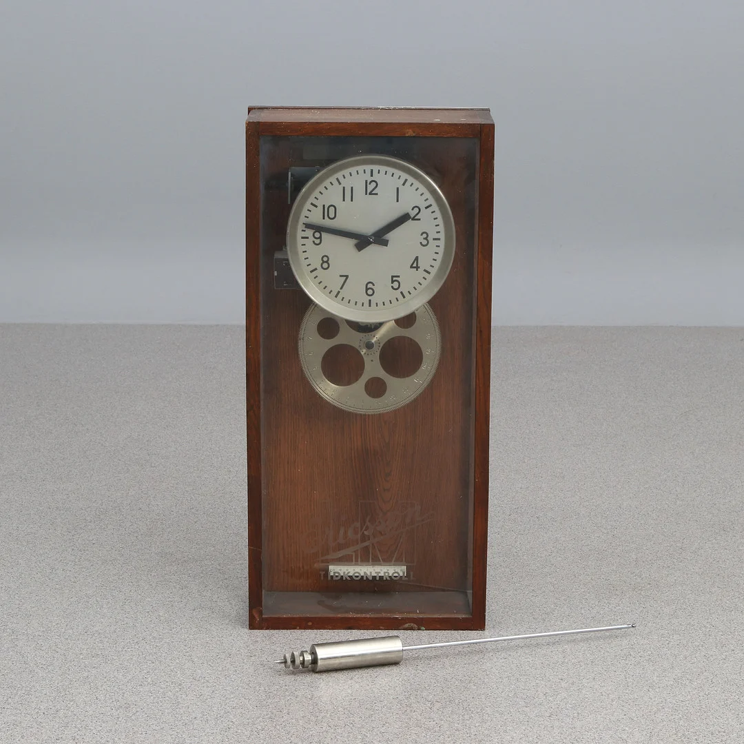 LM ERICSSON, CENTRALUR. 1900-talets mitt. — Wall Clocks — Skånes Auktionsverk