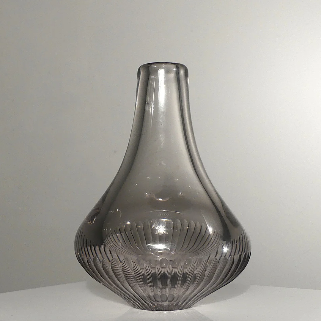 NILS LANDBERG. vas, svagt rökfärgat glas, Orrefors, signerad. — Utility glass — Lysekils Auktionsbyrå