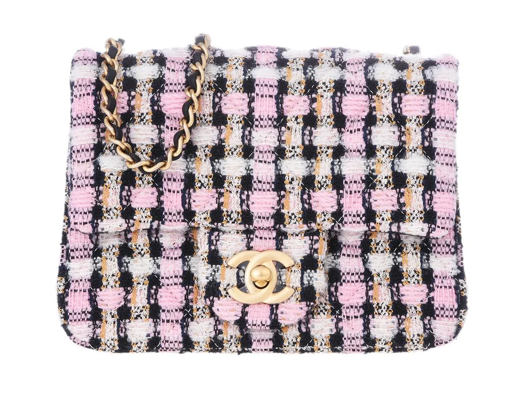CHANEL, VÄSKA, Mini Flap Bag Tweed, rosa, svart, vitt tyg, guldfärgade beslag, detaljer på kedja, Logo CC, 17x13x7 cm, chipmärkt PG9NCAN1, care booklet, dustbag, originalkartong, plast kvar på beslag. Excellent Condition. — Accessoarer/Väskor — Kaplans