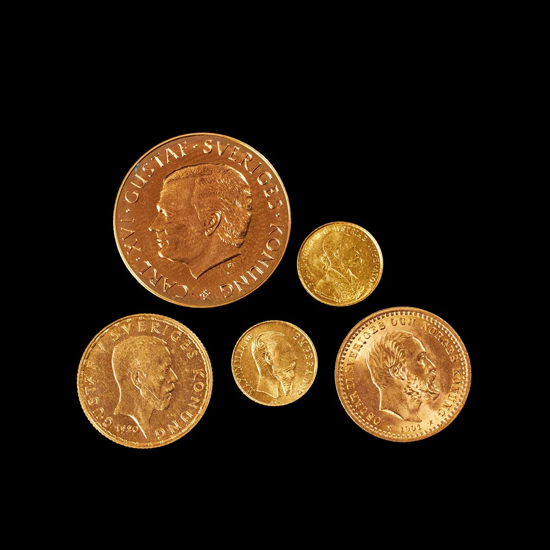 GULDMYNT, 5 st, Oscar II 5 kr 1901, Gustav V 5 kr 1920, minnesmynt Sverige-Delaware 1988, Maximilian Österrike-Ungern 1915 samt Mexico 1865. — Coins & Banknotes — Stockholms Auktionsverk Sickla