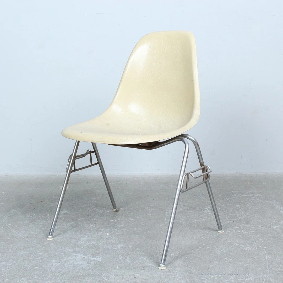 CHARLES EAMES. Herman Miller, Stapelstuhl, Fiberglasstuhl – Modell '' DSS '' der 1960er. — Armchairs & Chairs — Stockholms Auktionsverk Düsseldorf/Neuss
