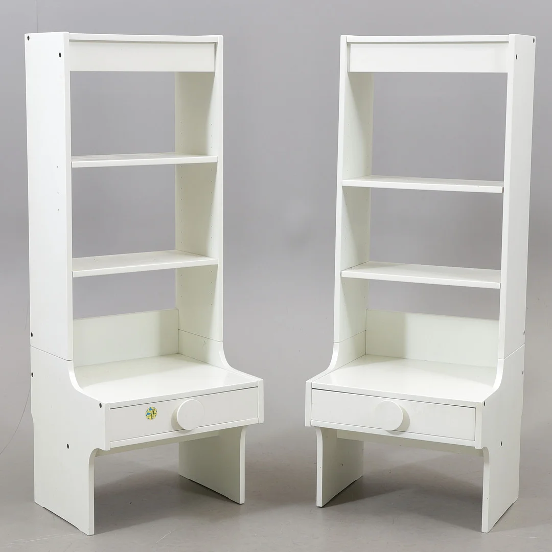 SÄNGBORD/BOKHYLLOR, ett par, 1970-tal. — Tables — Växjö Auktionskammare