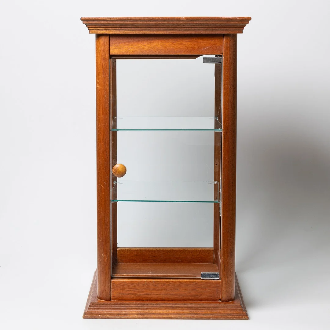 BORDSMONTER / VITRIN, 1900-talets andra hälft, mahogny och glas. — Other — Stockholms Auktionsverk Helsingborg