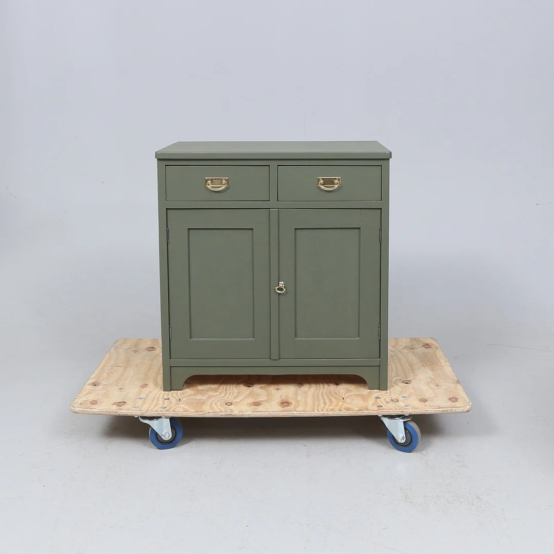 SKÄNK, mindre modell, Senjungend, daterad undertill 1923 och signerad Sven Öberg vendel. — Chests of drawers — Gomér & Andersson Linköping