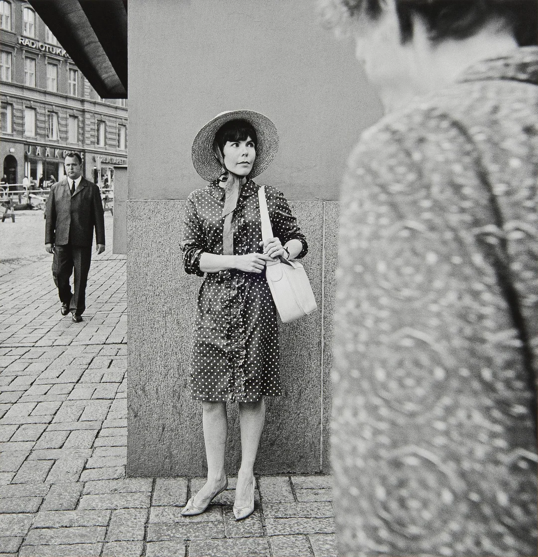 Ismo Hölttö, "Hörnet av Bulevarden och Skillnadsgatan, Helsingfors 1966". — Konst/Fotografi — Bukowskis