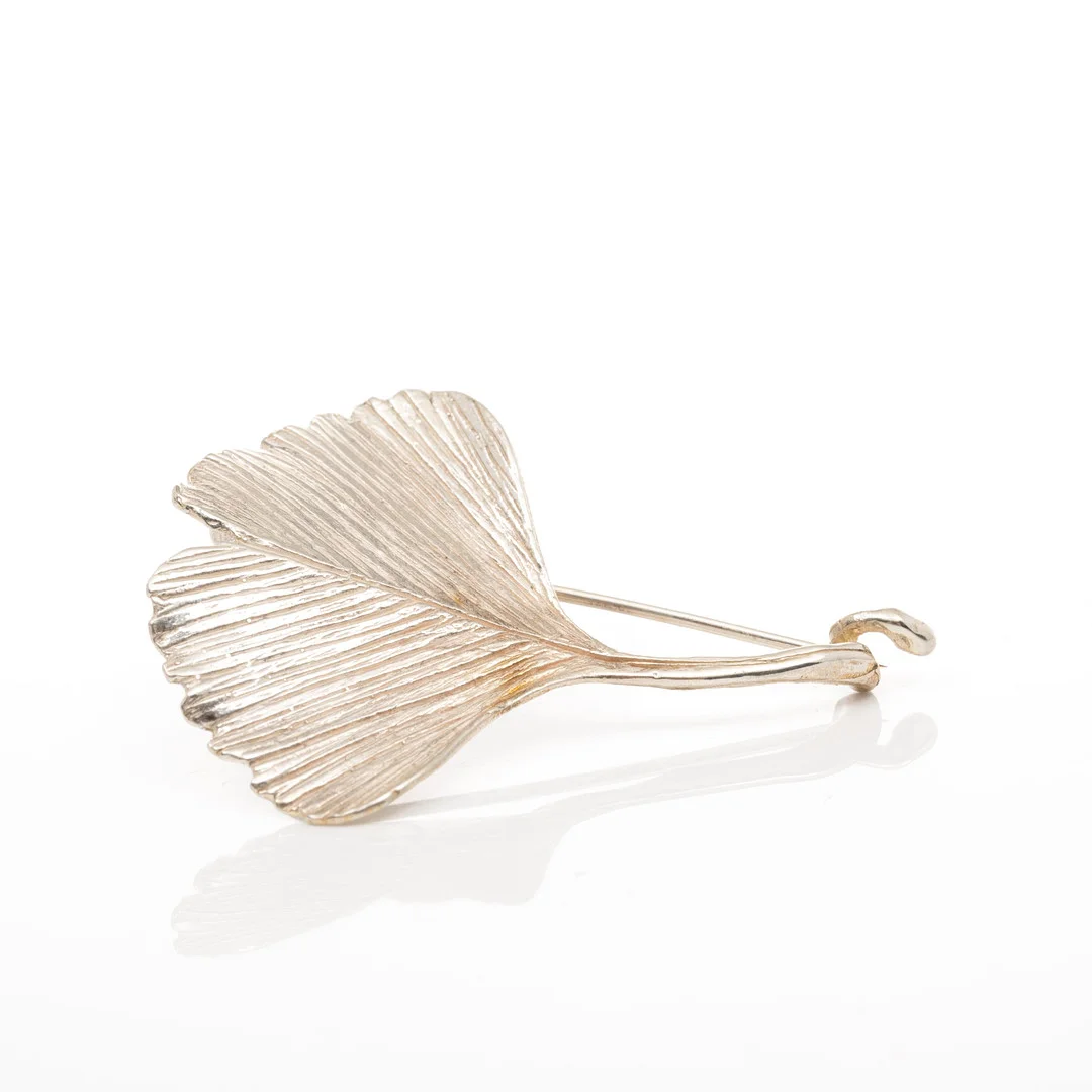 MICHAEL MICHAUD FINE Gingko, Brosch, "King Olive", Sterlingsilver. — Brooches & Pendants — Garpenhus Auktioner