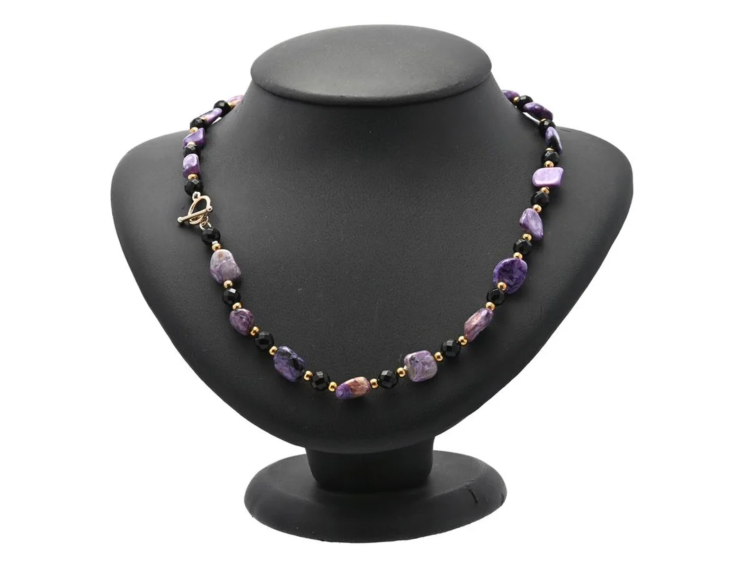 COLLIER, trumlad charolit, onyx, guldfärgat lås och detaljer, längd 45 cm. — Smycken/Övriga — Kaplans