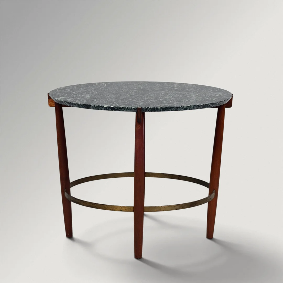 DANSK SNEDKERMESTER. Cirkulært sofabord med stel af mahogni og messing, top af grøn marmor, ca. 1950'erne. — Armchairs & Chairs — Palsgaard Kunstauktioner