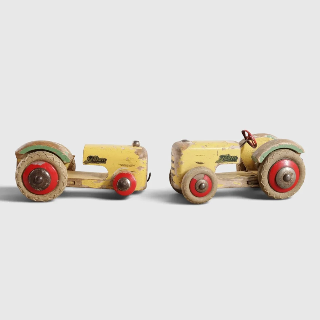 TEKNO. To traktorer af bemalet træ, hjul af gummi. Udført og mærket hos Tekno. Danmark, 1940–50'erne (2). — Toys — Woxholt Auktionshus