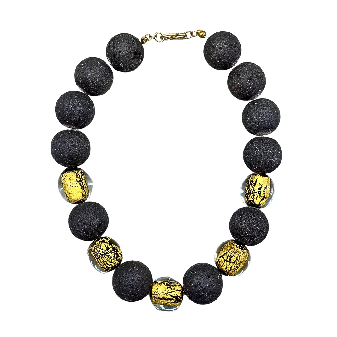 KETTE AUS LAVAGESTEIN UND GLASKUGELN. — Necklace — Auktionshaus Stuber's Hammerschlag