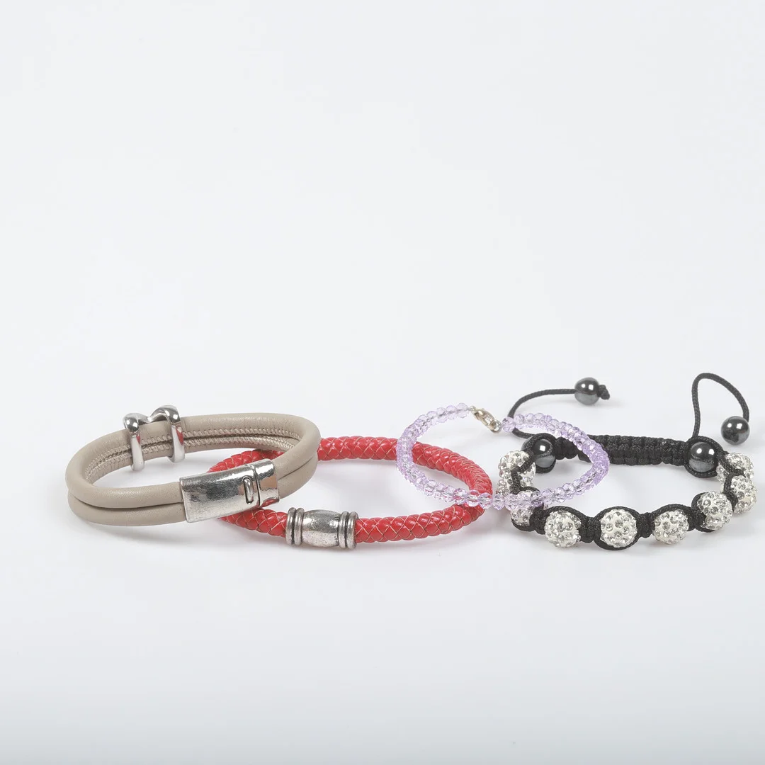 ARMBAND, 4 stycken, kalvläder, kristall m. m. — Bracelets — Helsingborgs Auktionskammare