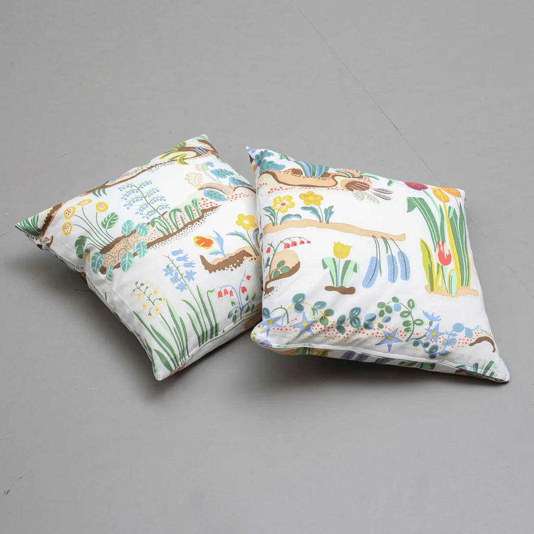 JOSEF FRANK. Kuddar, 2 st, textil "Primavera", Firma Svenskt Tenn, hemsydda. — Textiles — Auktionshuset Thelin & Johansson
