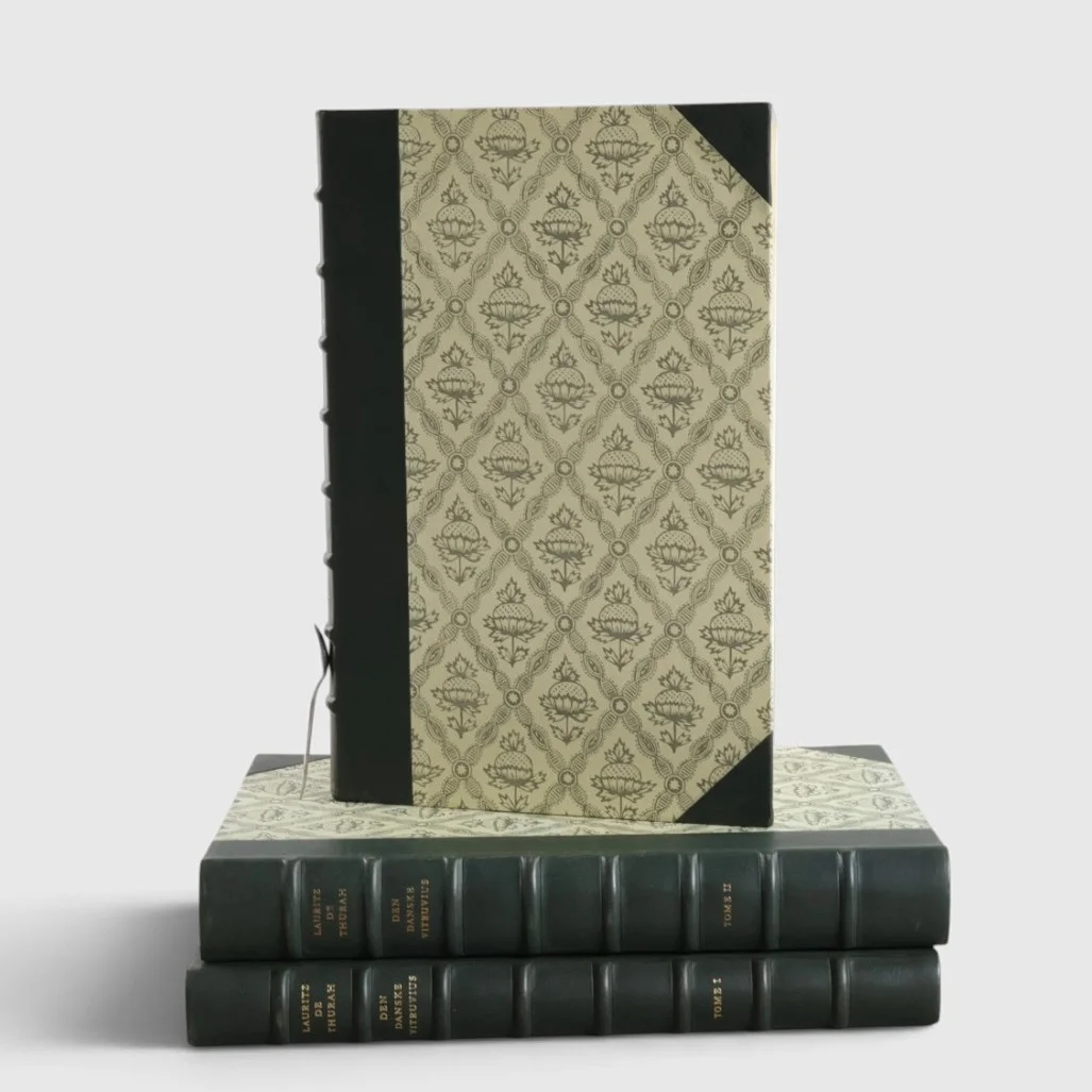 LAURITZ DE THURAH. Den Danske Vitruvius - Bind 1-3. Bogryg læderindbundet. — Books — Woxholt Auktionshus