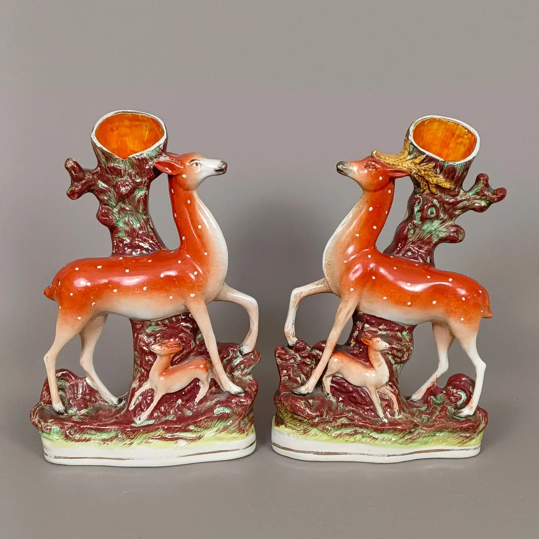 Ein Paar STAFFORDSHIRE FIGUREN-VASEN mit Hirschdarstellungen ("Spill Vases") - England. — European — Auktionshaus Blank