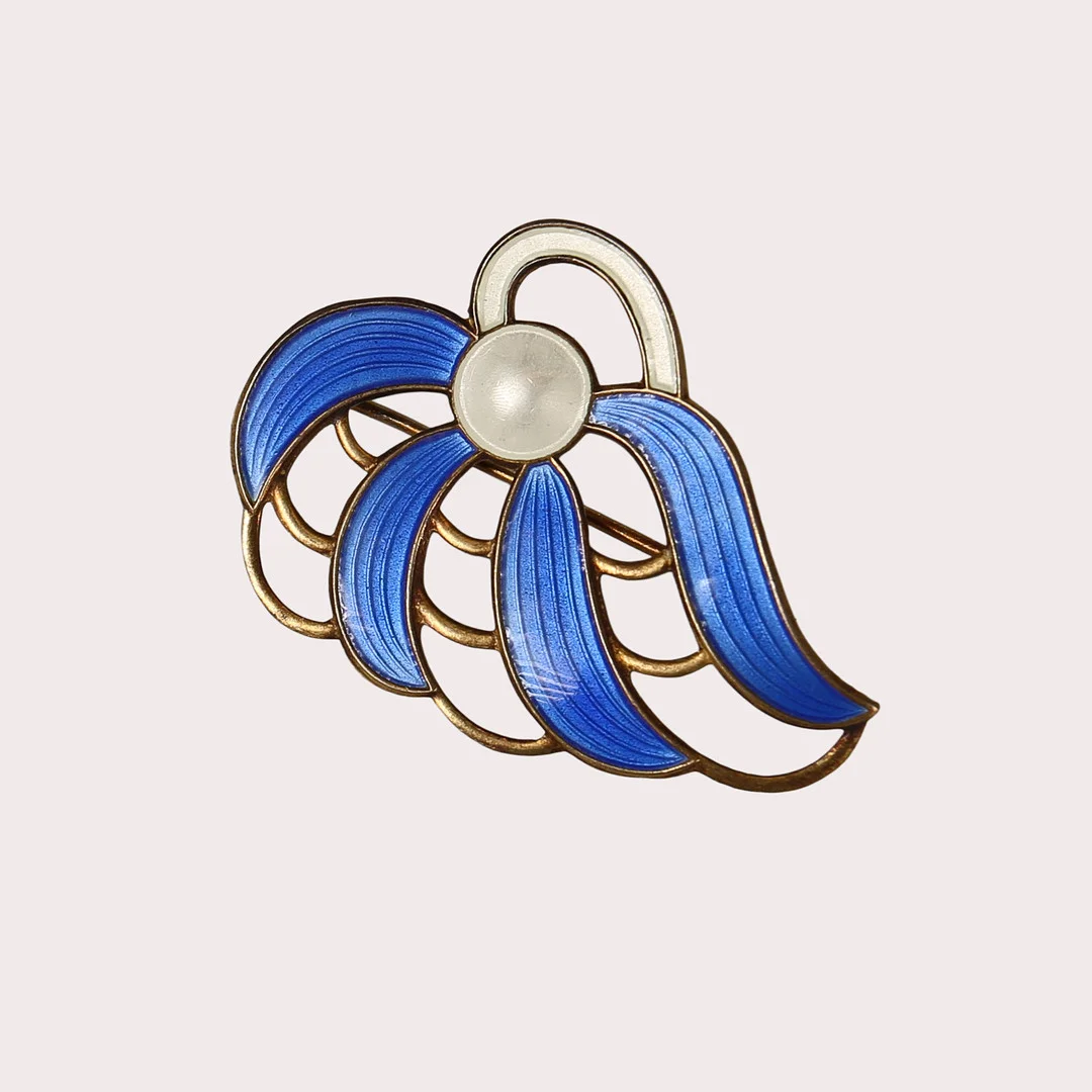 BROSCH. silver, 925/1000, förgyllning. Vit och blå emalj. Omkring 1900-talets tredje fjärdedel. — Brooches & Pendants — Limhamns Auktionsbyrå