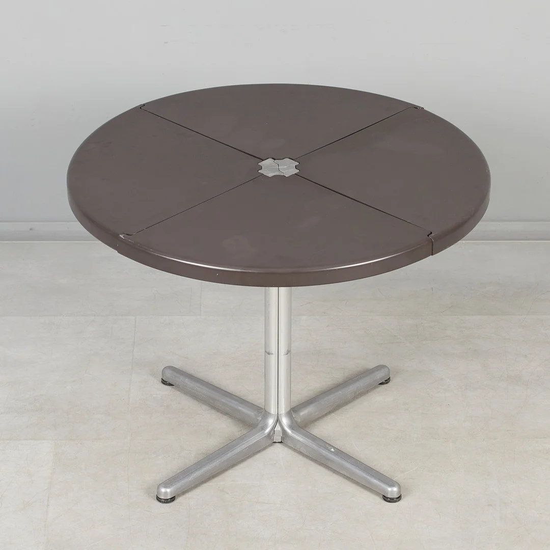 GIANCARLO PIRETTI. CASTELLI, Esstisch / Klapptisch, Modell 'Plano', Aluminium, Kunststoff, 1970er Jahre, Italien. — Tables — Stockholms Auktionsverk Köln