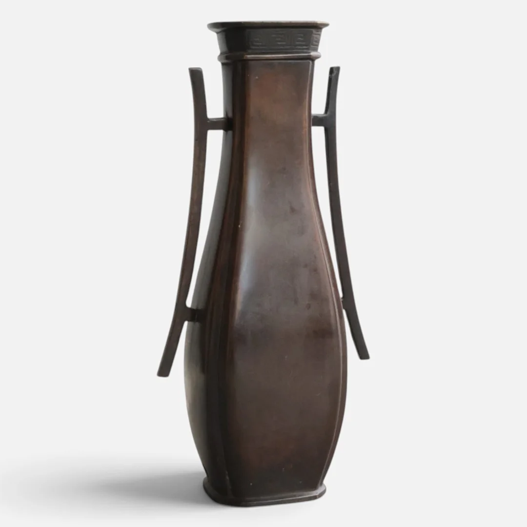 Japansk vase af bronze, med to hanke, usigneret. 20. århundrede. — Bronzes — Woxholt Auktionshus