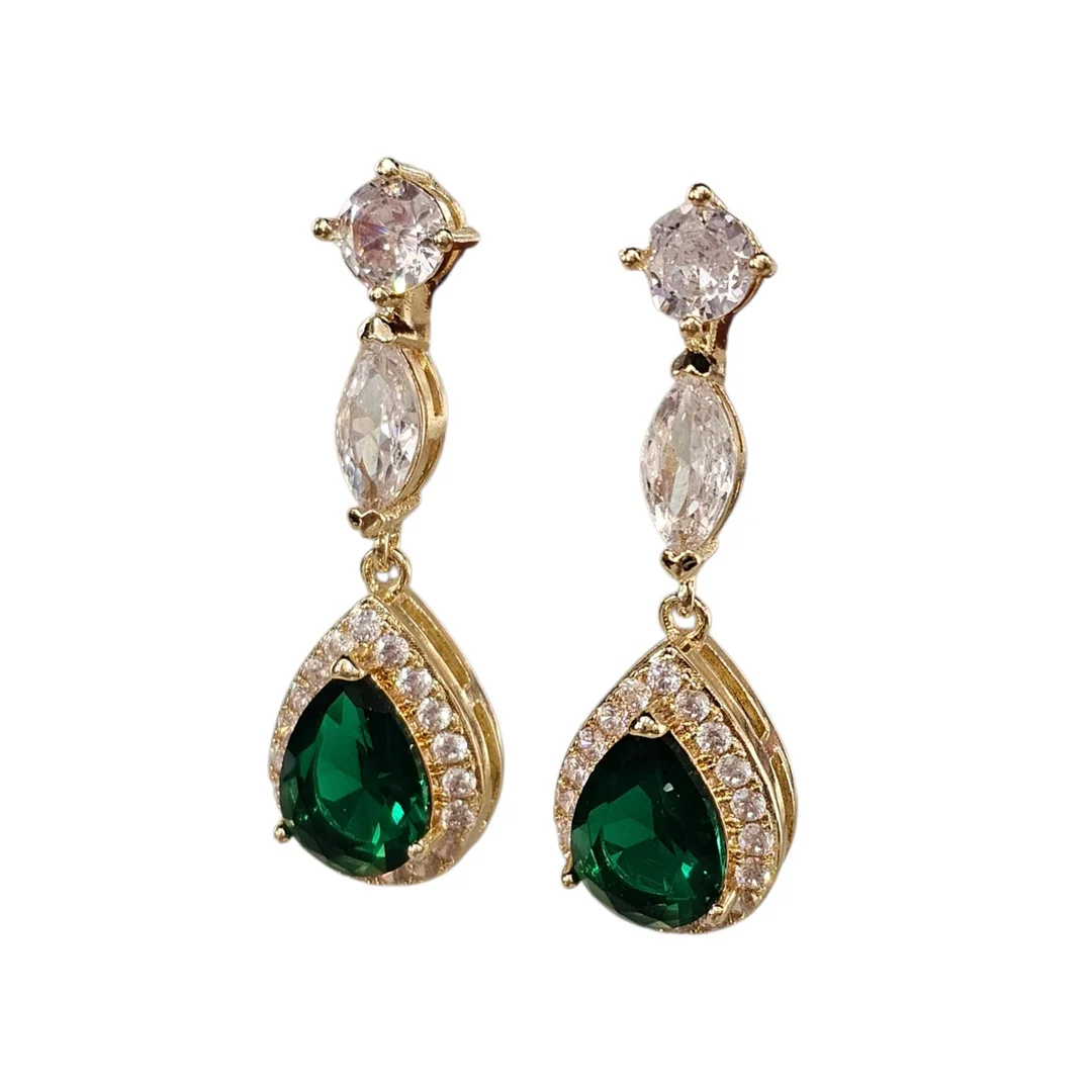 Pendientes largos en metal dorado rematado por lágrima. — Earrings — Arce Auctions