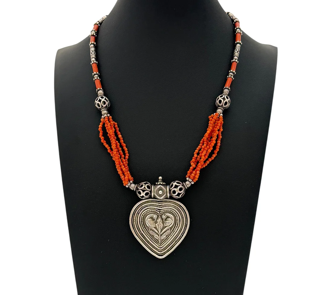 CORAL AND SILVER HEART NECKLACE. — Necklace — Griffin’s Auctioneers