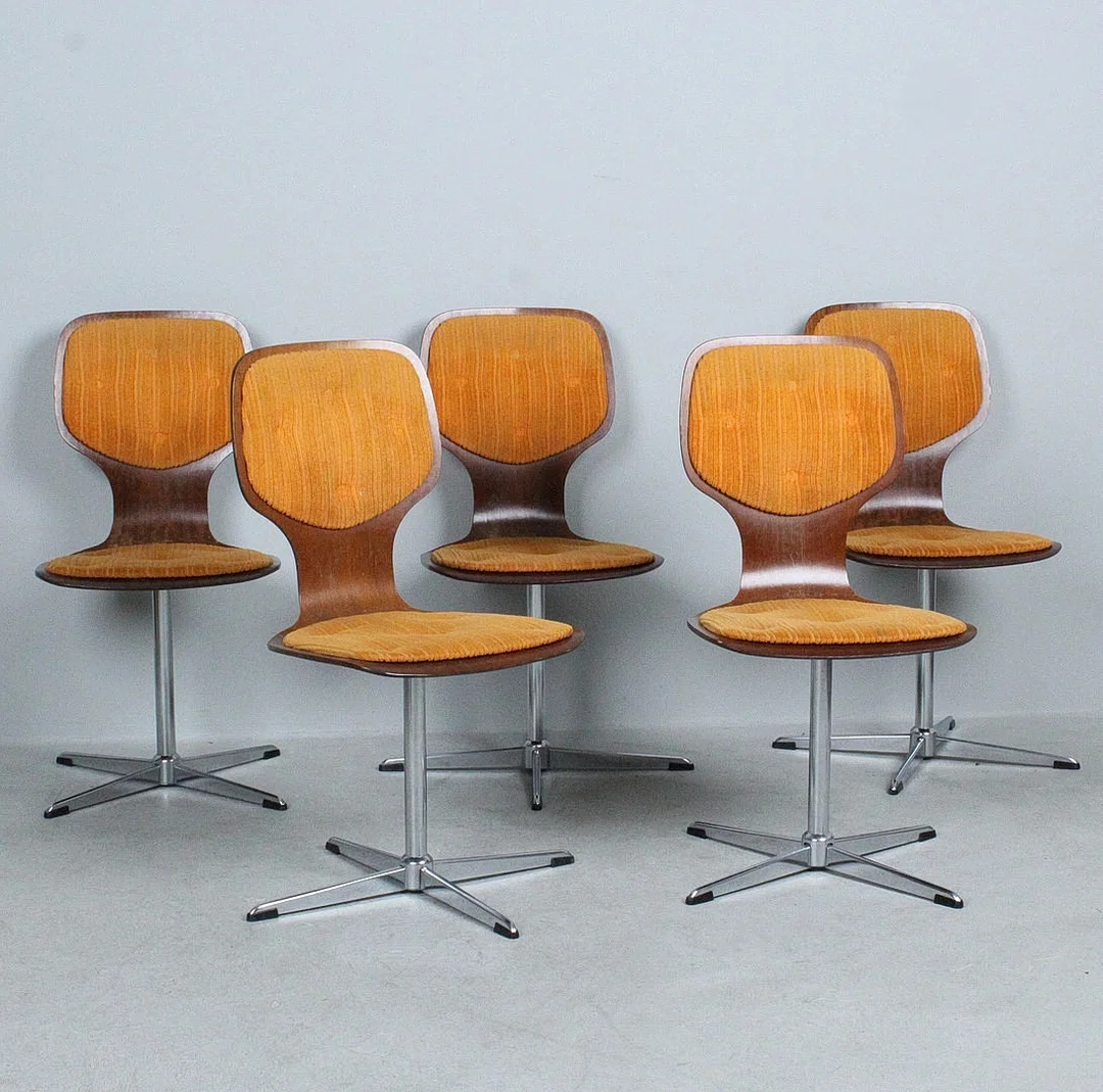 TACKE WESTDEUTSCHLAND. 5 Drehstühle der 1970er, Mahagoni, Stoff. Deutschland. — Armchairs & Chairs — Stockholms Auktionsverk Düsseldorf/Neuss