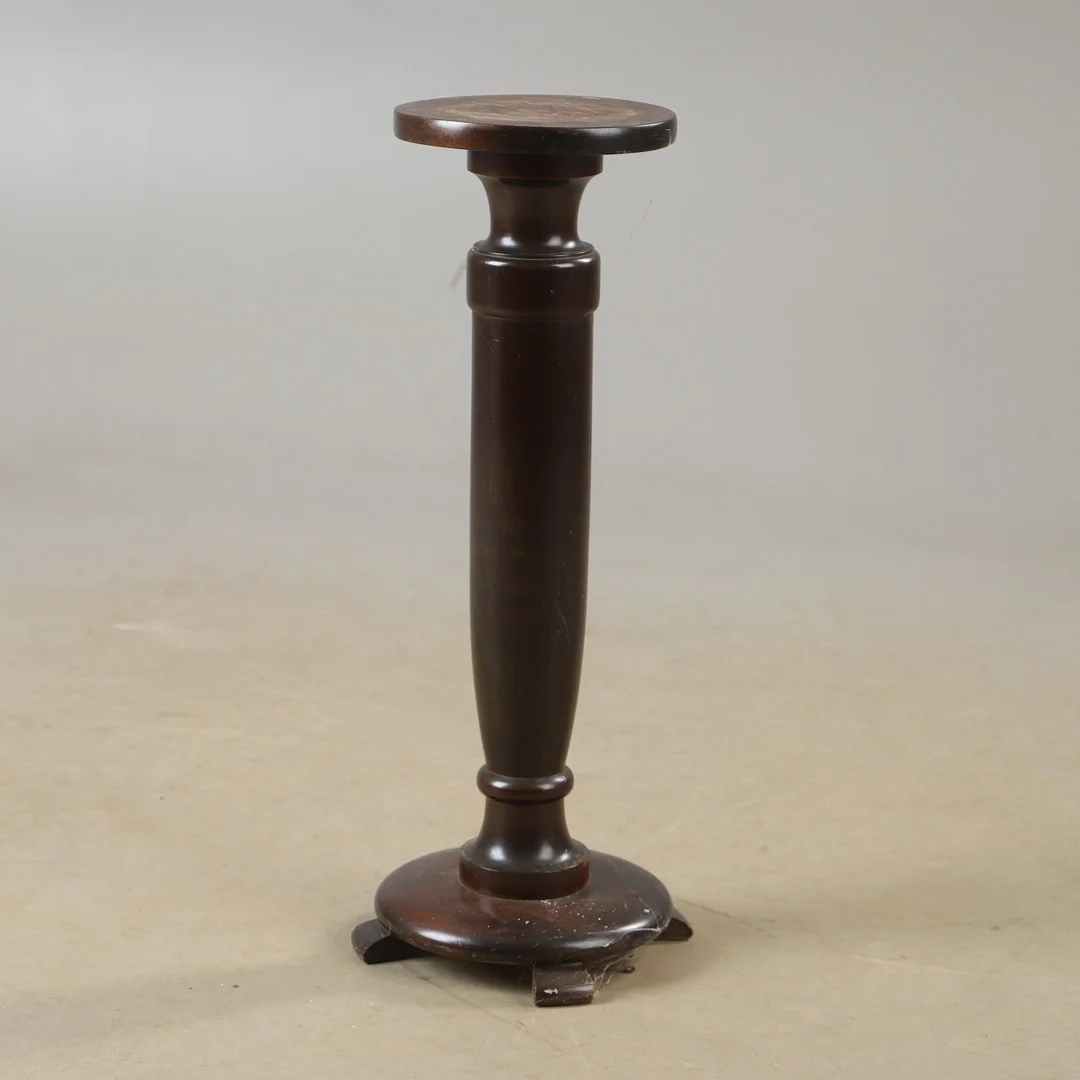 PIEDESTAL, mörkbetsat trä, 1800/1900-tal. — Tables — Helsingborgs Auktionskammare