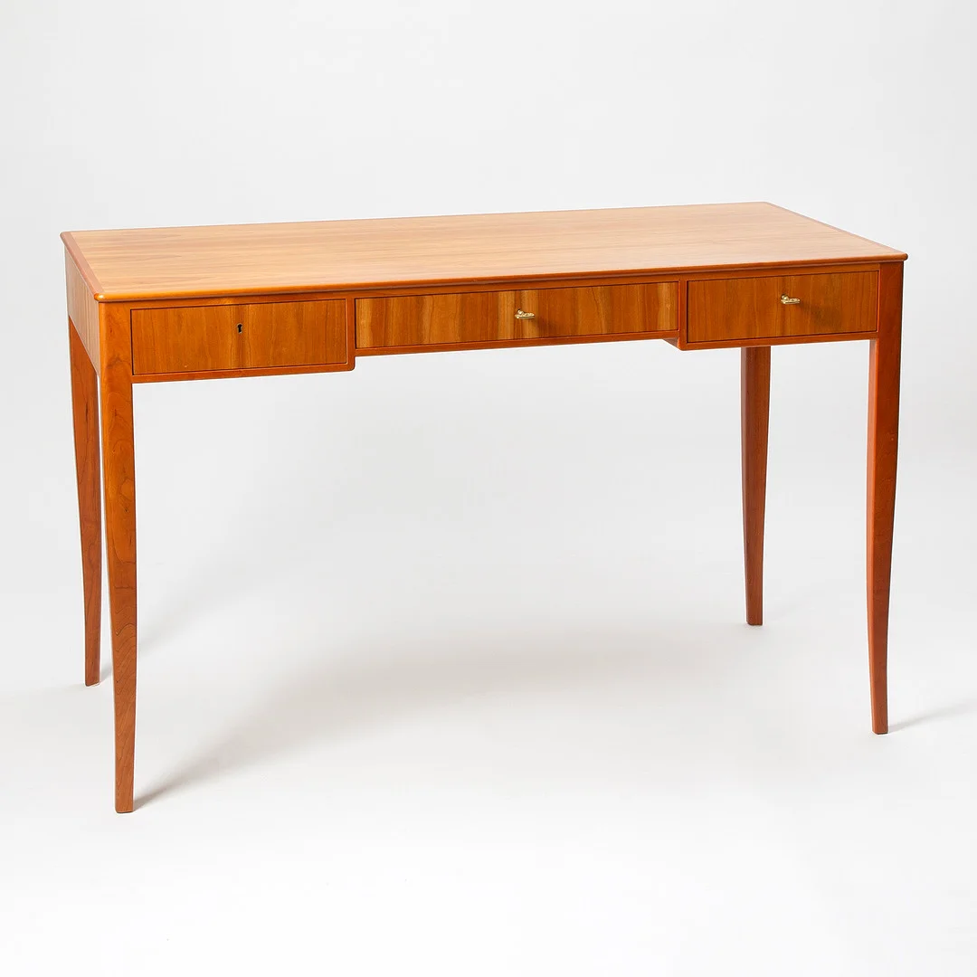 CARL MALMSTEN. Skrivbord "Guldheden" körsbär. Specialutgåva 2001 Åfors möble. — Desks — Stockholms Auktionsverk Göteborg