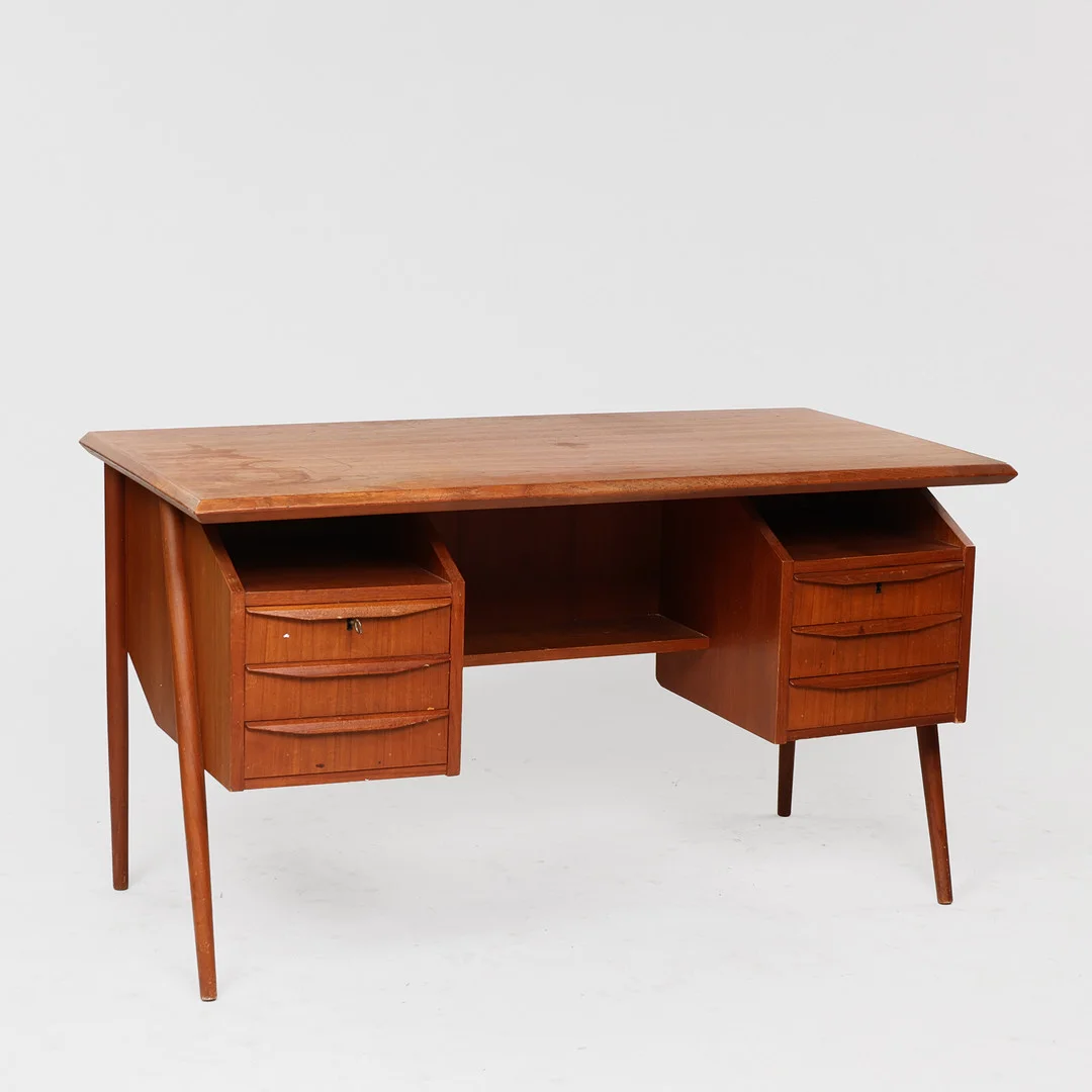 Fritstående skrivebord af teak, 1960'erne, Danmark. — Desks — Palsgaard Kunstauktioner