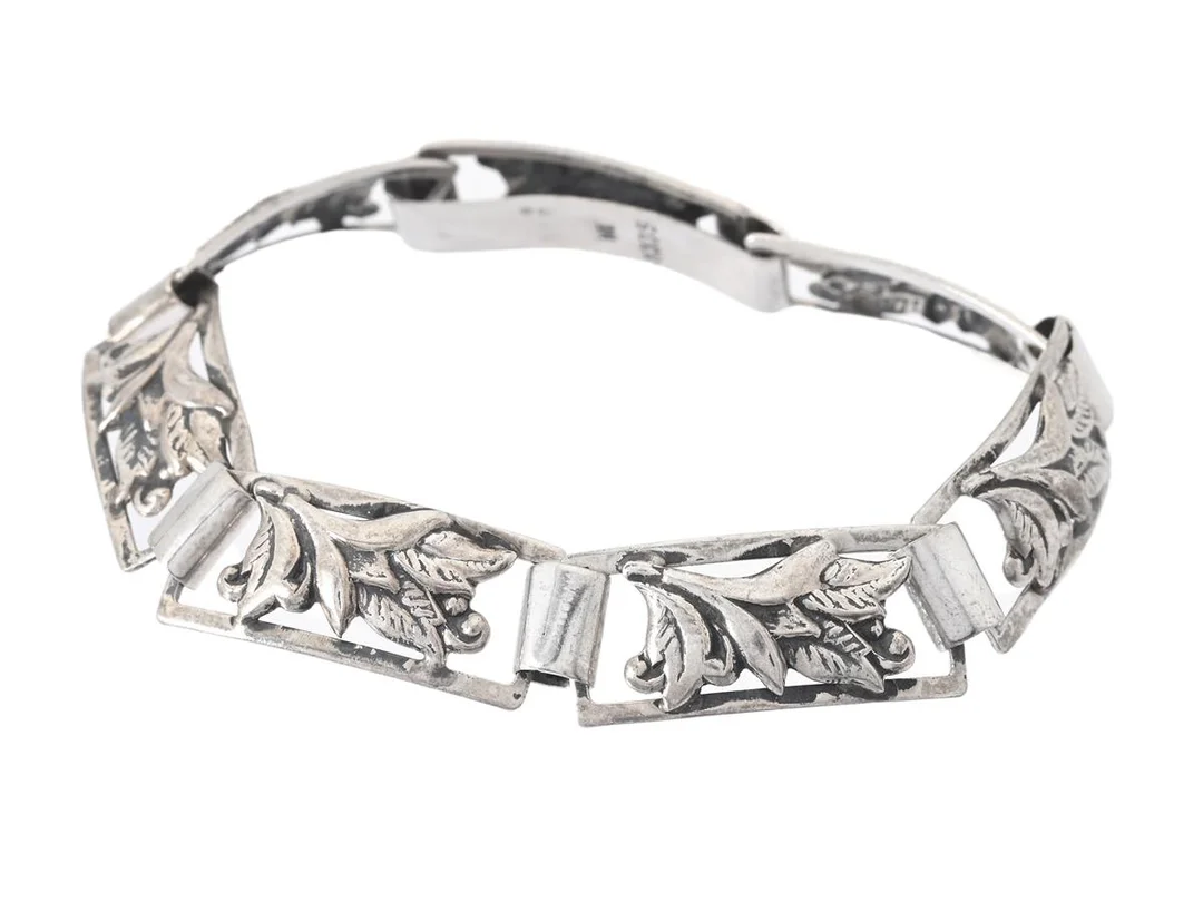ARMBAND, silver, rektangulära länkar, blomsterdekor, längd 18 cm, vikt 11,1 g. — Smycken/Armband — Kaplans