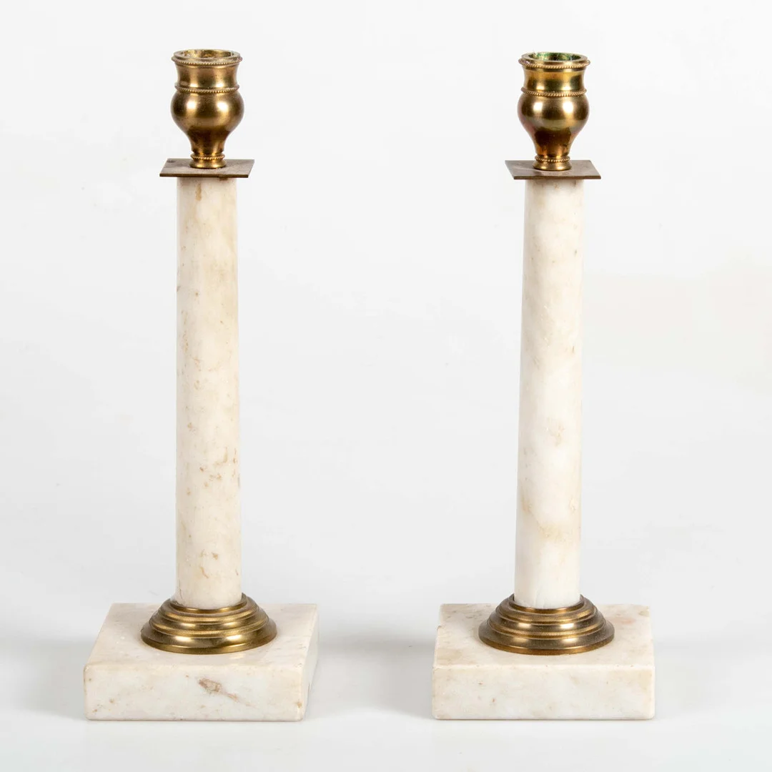 LJUSSTAKAR, ett par, mässing och sten, empirestil, 1900-tal. — Candlesticks — Laholms Auktionskammare