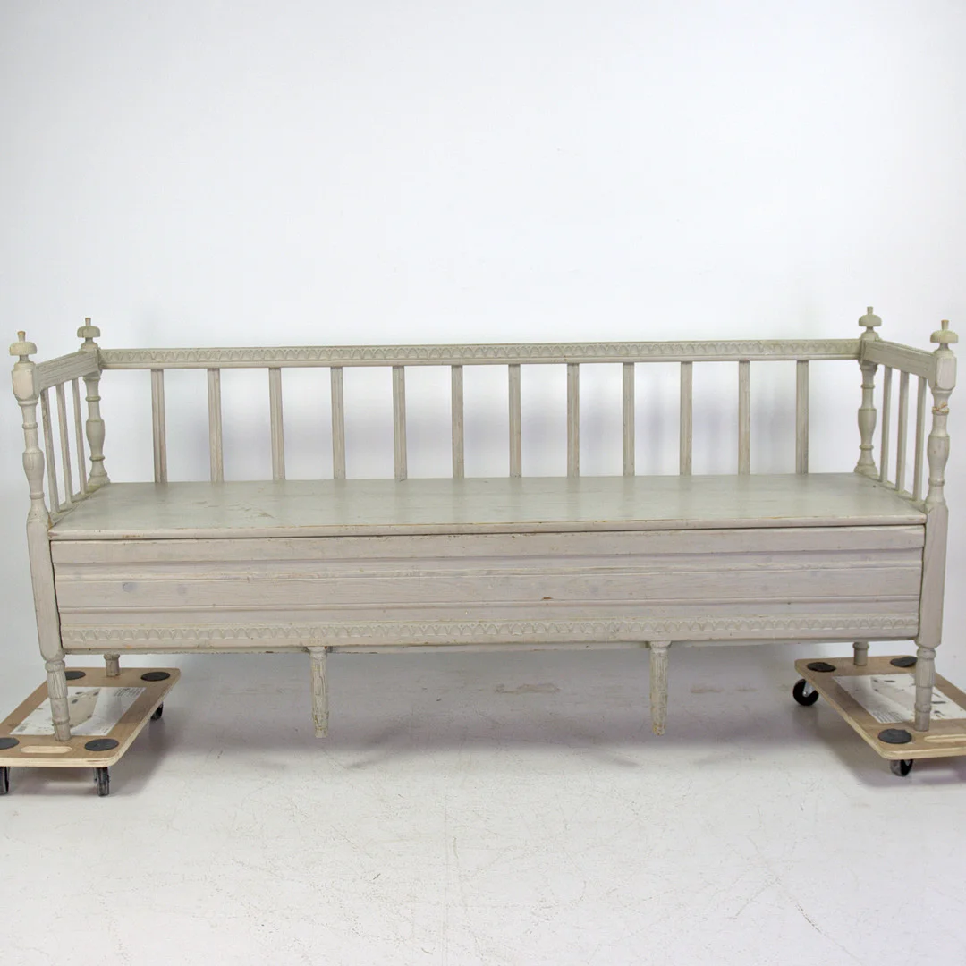 SOFFA, gustaviansk provinsarbete, skurna knoppar, kannelerade ben, svarvade ståndare, bemålad, 1800-tal. — Sofas & Seatings — Höganäs Auktionsverk